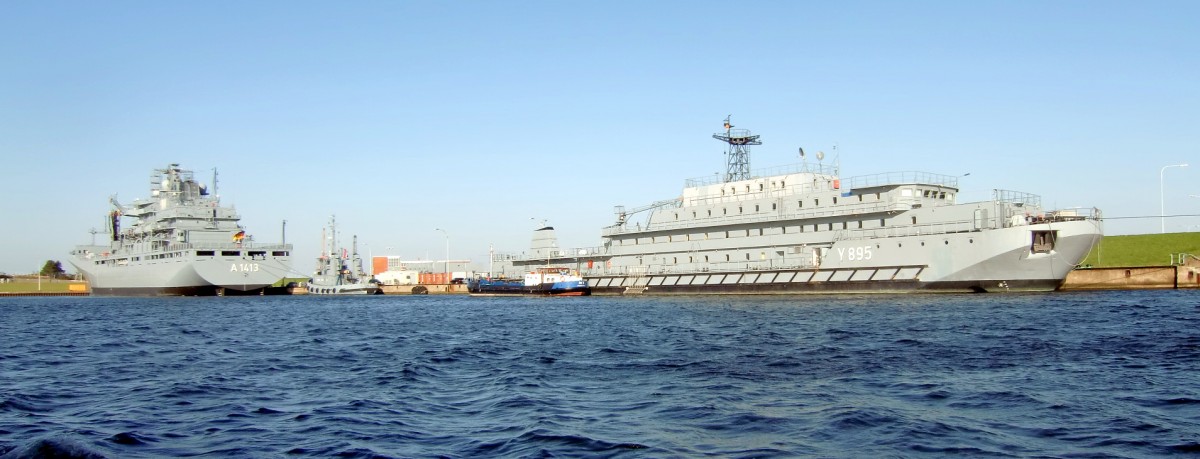 Der kürzlich in Dienst gestellte Einsatzgruppenversorger  BONN  A 1413 mit dem
Marine-Wohnschiff  WISCHE  Y 895 im Hafen am Marinestützpunkt WHV , Foto von
September 2013 , Gruss Günter