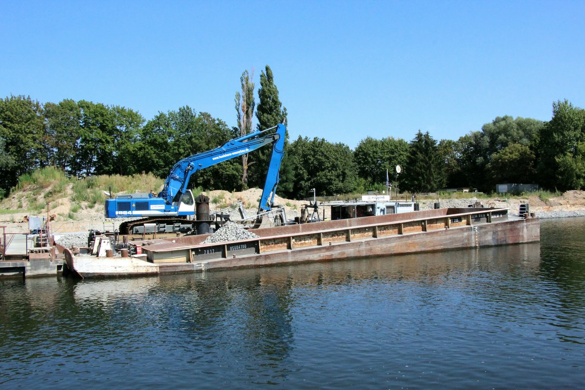 Der Leichter 7017 (05604190 , 32,50 x 8,18m) wurde am 17.08.2020 von einem Liebherr Bagger 964 der Fa.Hülskens im Sacrow-Paretzer-Kanal Höhe Marquardt geleichtert.