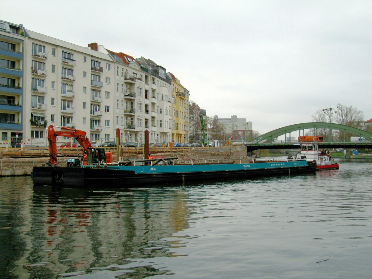 Der Leichter  ED31  (05608530 , 42,04 x 8,04m) wurde am 31.01.2022 vom Schubboot Max II (05612570 , 10,90 x 5,10 auf der  SPREE  in Berlin-Charlottenburg zu Tal geschoben. An der Steuerbordseite von ED31 : der Ponton Streicher PII (05613180).