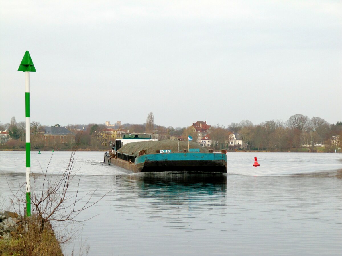 Der Leichter  ED40  804802720 , 61,04 x 8,20m) wurde am 07.01.2022 vom Schubboot  EDDA (05609510 , 25,66 x 8,19m) , von der Glienicker Brücke kommend , in der  GLIENICKER LAKE / TELTOWKANAL  zu Berg geschoben.