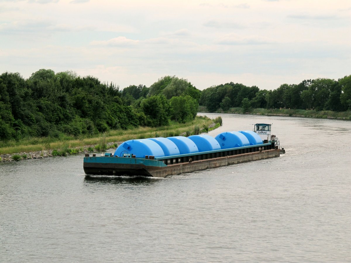 Der Leichter  ED41 (04802730 , 61,03 x 8,20m) wurde am 24.06.2020 vom Schubboot  EDMUND (04032700 , 10,78 x 5,10m) im Elbe-Havel-Kanal Höhe Parchau / K 1208 zu Berg geschoben.