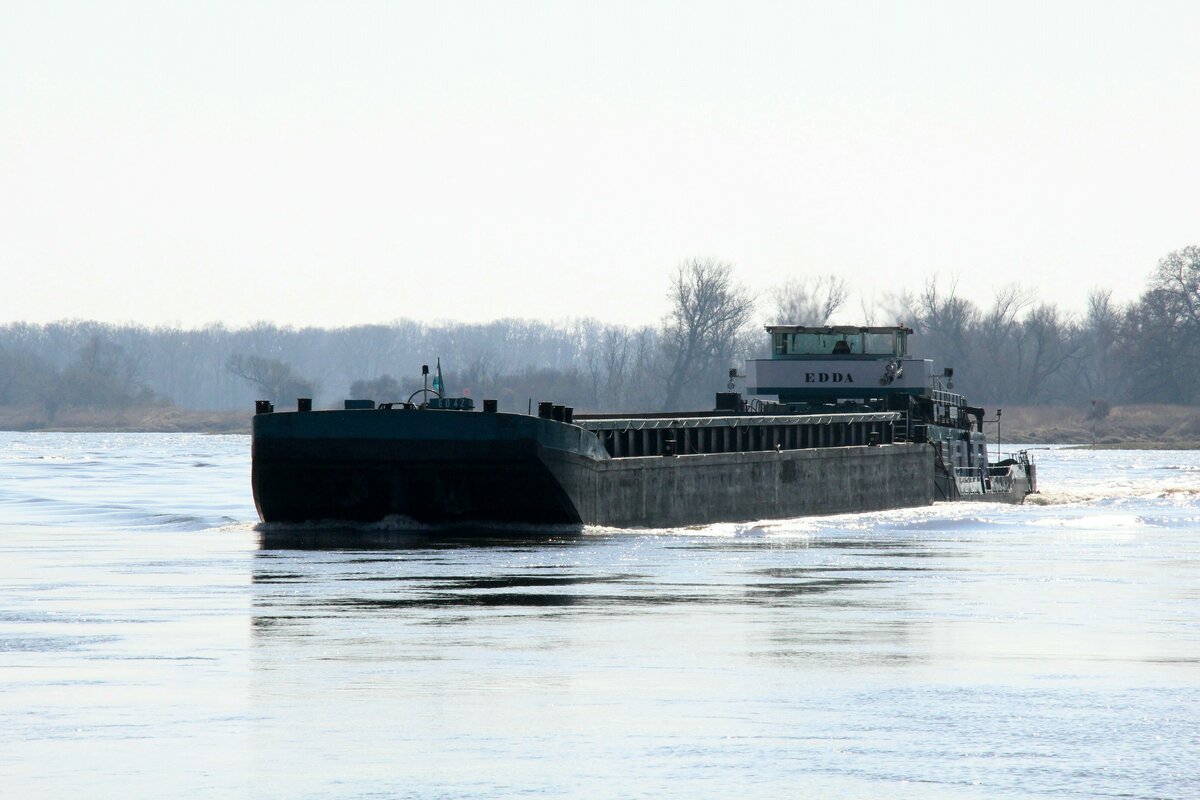 Der Leichter  ED42  (04802740 , 61,04 x 8,20m) wurde am 23.03.2022 vom Schubboot  EDDA  (05609510 , 25,66 x 8,19m) auf der  ELBE  zw. Coswig/Anhalt und Griebo zu Berg geschoben.