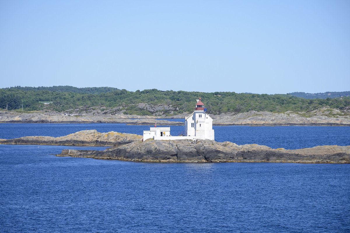 Der Leuchtturm »Grønningen Fyr« vor Kristanssand wurde 1897 fertig gestellt. Im Sommer ist das Gebäude für die Allgemeinheit geöffnet.Aufnahme: 1. Juli 2018.