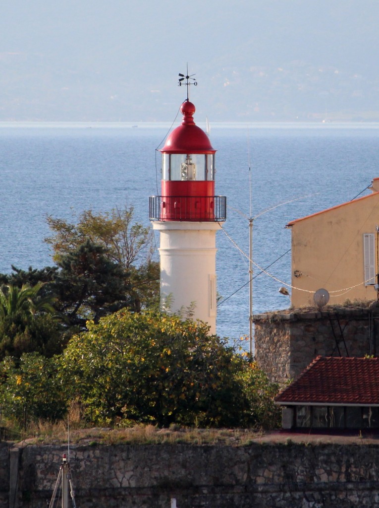 Der Leuchtturm Ajaccio Citadelle am 27.10.2013, er hat eine Höhe von 19m, seine Reichweite ist 16km und wurde im Jahre 1851 gebaut.