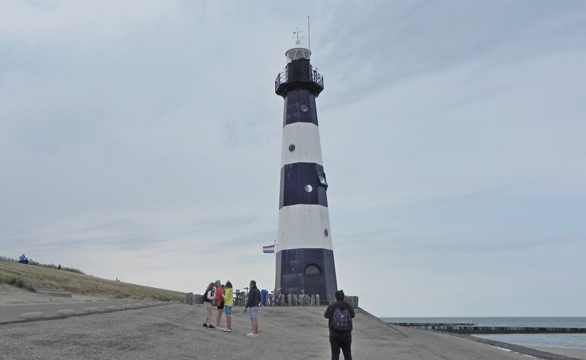 Der Leuchtturm von Breskens aus dem Jahre 1868 ist der älteste erhaltene Gusseisen Leuchtturm in die Niederlande und eines der berühmtesten Gebäude in West-Zeeuws-Vlaanderen. Dieser achteckige, schwarz und weiß lackierte Turm erbaute 1866-1867 nach eine Design von Holländern Architekten Quirinus Harder. (Text: ZEELAND.COM) am 22.07.22