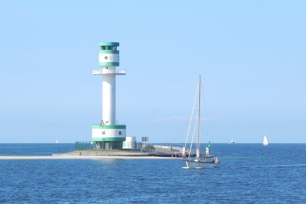 Der Leuchtturm Friedrichsort, an der Friedrichsorter Enge, wo die Kieler Förde nur etwa 1,9 Kilometer breit ist, am 30.05.23.
Er ist ein gut 31m hoher runder Stahlbeton -Leuchtturm in den Farben Grün und Weiß.
