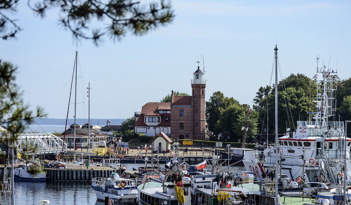 Der Leuchtturm von Ustka (Stolpmünde) vom Blücher Bunker aus gesehen. Aufnahme: 21. August 2020.