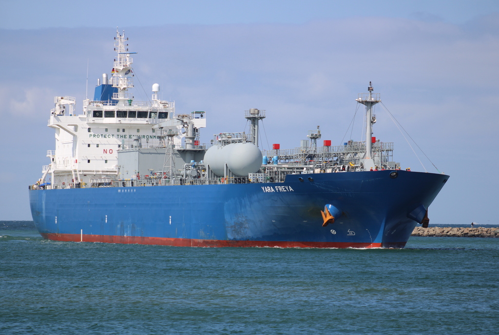 Der LGP Tanka Yara Freya auf dem Seeweg von Glomfjord nach Rostock beim Einlaufen in Warnemünde.22.07.2022