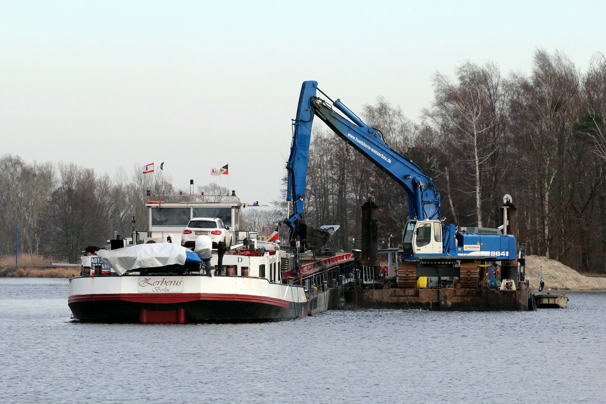 Der Liebherr-Bagger auf dem Ponton 6 (04010640)der Fa.Hülskens belud am 15.01.2018 das GMS Zerberus (04013780 , 84 x 9,50m) mit Aushub aus dem Einmündungsbereiches des Havelkanales in den Sacrow-Paretzer-Kanal / UHW.