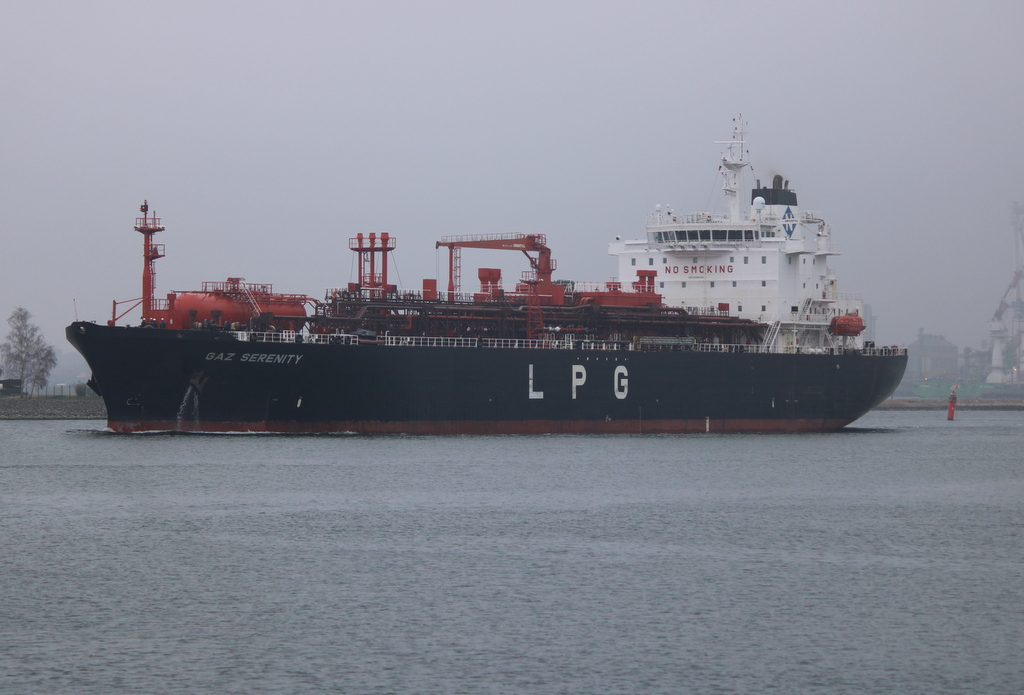 Der LPG Tanker GAZ SERENITY auf dem Seeweg von Rostock-Seehafen nach Glomfjord beim Auslaufen in Warnemünde am 26.03.2022