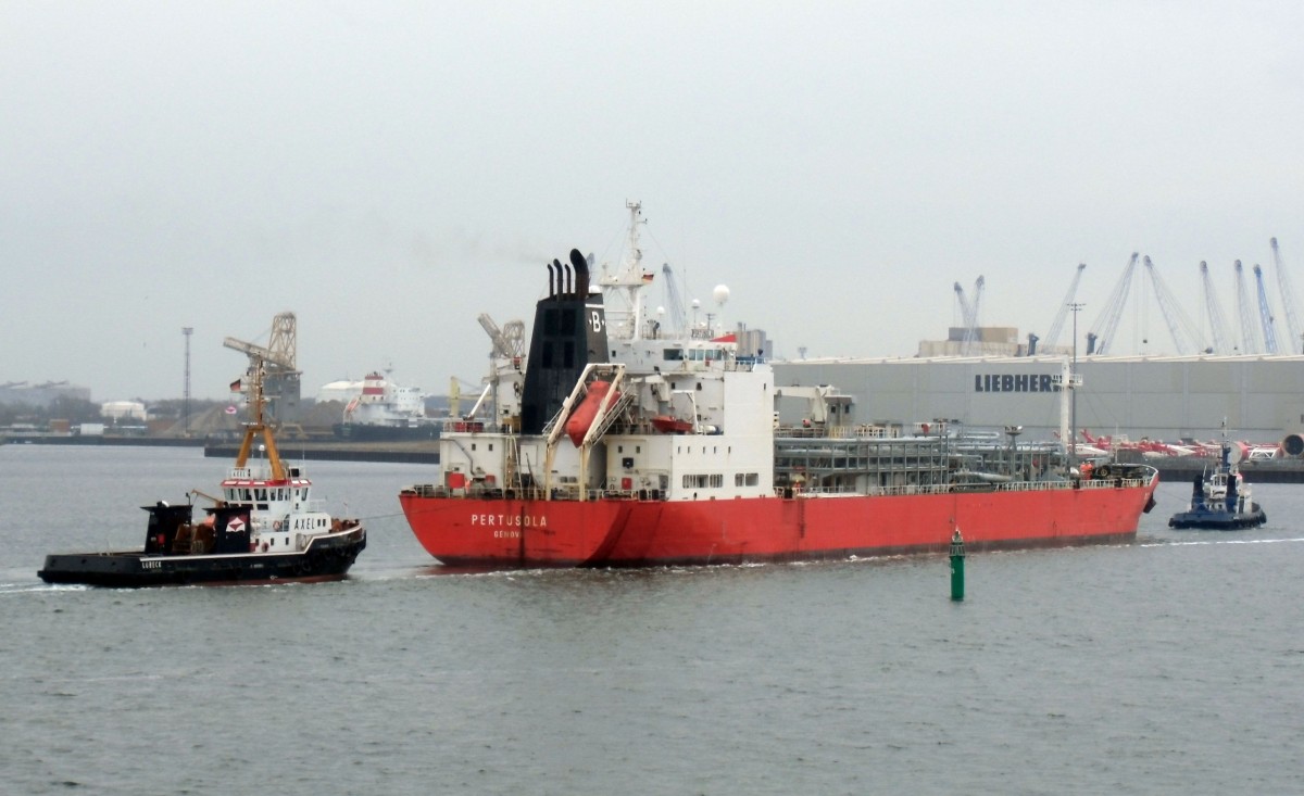 Der LPG Tanker  Pertusola  läuft am 21.02.15 in Rostock ein.