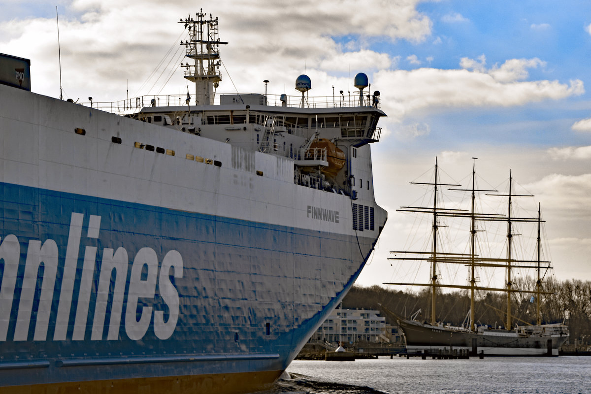 Der in Lübeck-Travemünde liegenden Viermastbark PASSAT kommt die Finnlines-Fähre FINNWAVE entgegen. Aufnahme vom 18.02.2018