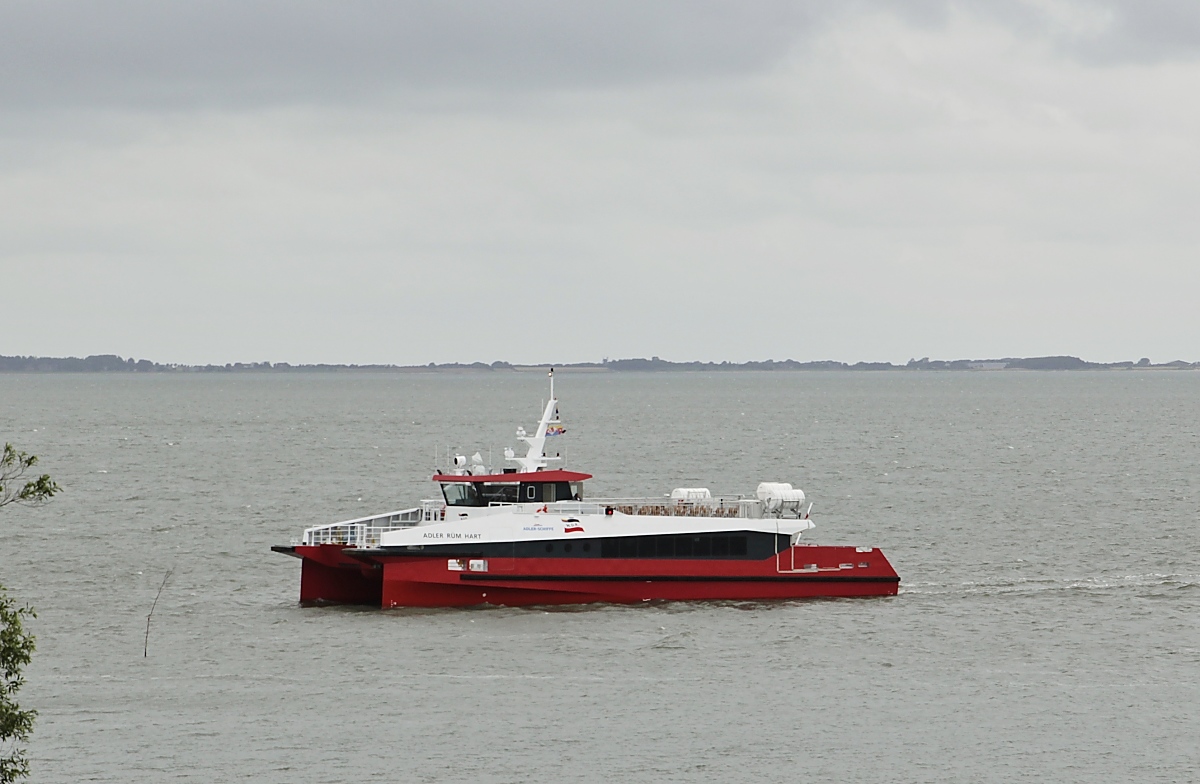 Der im Mai 2019 in Dienst gestellte Katamaran Adler Rüm Hart läuft am 09.07.2019 in Wittdün/Amrum ein. Das Schiff wurde von der Wyker Dampfschiffs-Reederei Föhr-Amrum bei der TB Shipyards Harlingen bestellt und zunächst an die Adler-Reederei für den Verkehr zwischen Dagebüll, den Inseln Föhr und Amrum sowie den Halligen verchartert. Technische Daten: 34,40 x 10,50 m, Tiefgang 1,50, 18 kn, 956 kW.