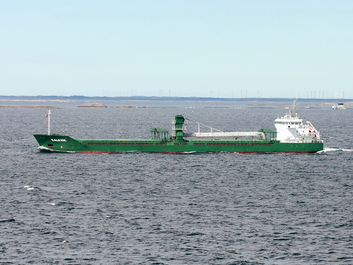 Der Massengutfrachter  KALKVIK  (IMO 9341172) am 29. Juni 2016 in Höhe von  Kristiansund (Norwegen)  Der Frachter  ist so ausgerüstet, dass er sich selbst entladen kann.