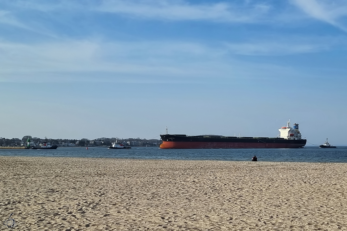 Der Massengutfrachter MARIETTA (IMO: 9281437) wird von drei Schleppern nach Lübeck verbracht. (Priwall, März 2022)