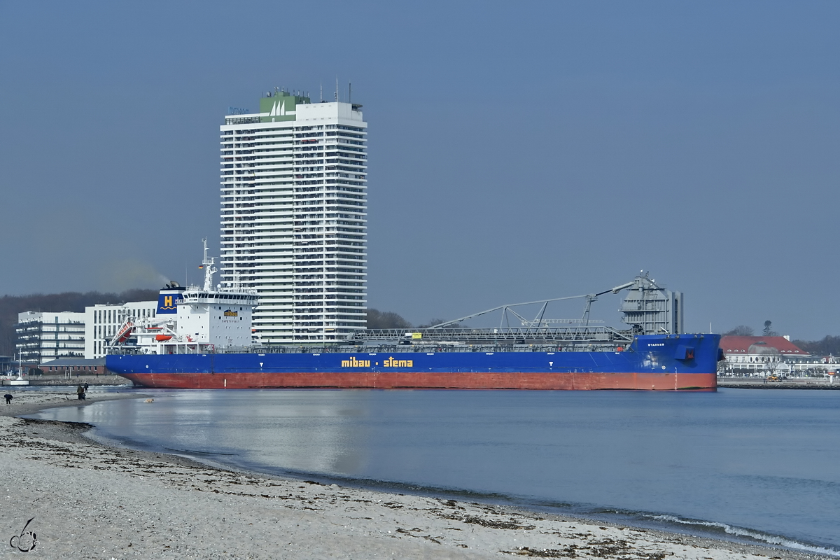 Der Massengutfrachter STARNES (IMO 9858424) ist hier Ende März 2022 in Travemünde unterwegs.