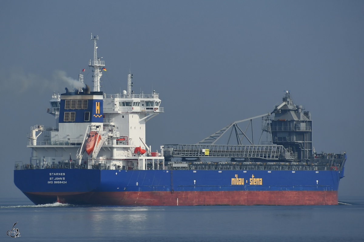 Der Massengutfrachter STARNES (IMO 9858424) ist hier Ende März 2022 auf dem Weg in die Ostsee zu sehen. (bei Priwall)