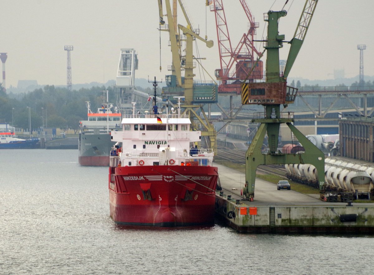 Der Mehrzweckfrachter HUNZEDIJK am 20.10.16 in Rostock