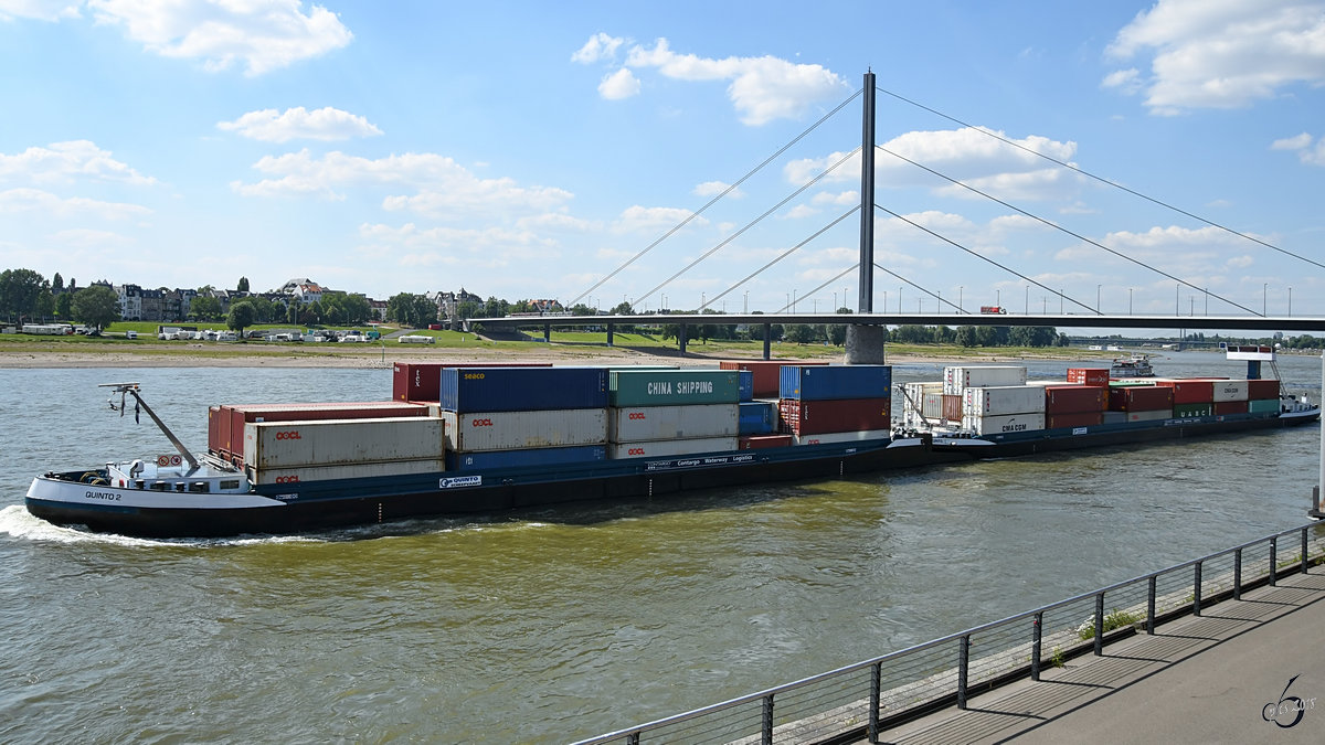 Der mit Containern beladene Schubverband  Quinto  (02324438) und  Nomadisch-II  (02331833) auf dem Rhein. (Düsseldorf, Juni 2018)