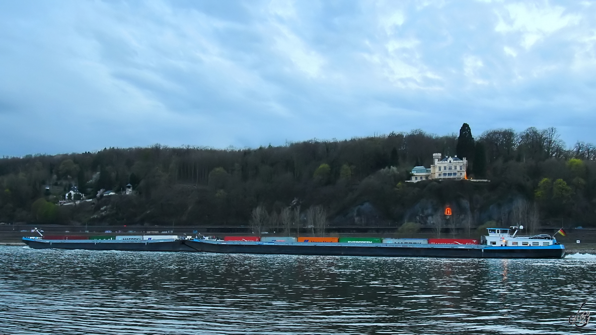 Der mit Containern beladene Verbund aus Schubleichter Manfred Deymann II (ENI: 02324926)  und Motorschiff Manfred Deymann I (ENI: 02324818) ist hier auf dem Rhein zu sehen. (Unkel, April 2021)