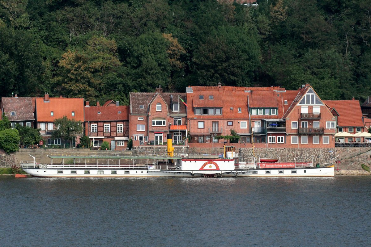 Der mit Dampf betriebene Seitenraddampfer Kaiser-Wilhelm (05101270 , 57,20 x 4,48/8,38m) lag am 23.08.2018 an seinem Heimatort Lauenburg/Elbe.