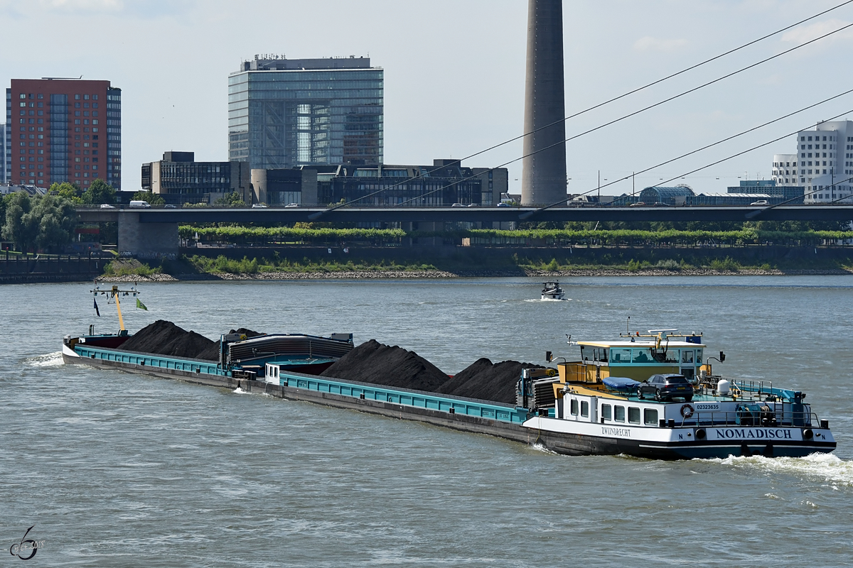 Der mit Kohle beladene Schubverband  Nomadisch  (02323635) und  Nomadisch-II  (02323636) auf dem Rhein. (Düsseldorf, Juni 2018)
