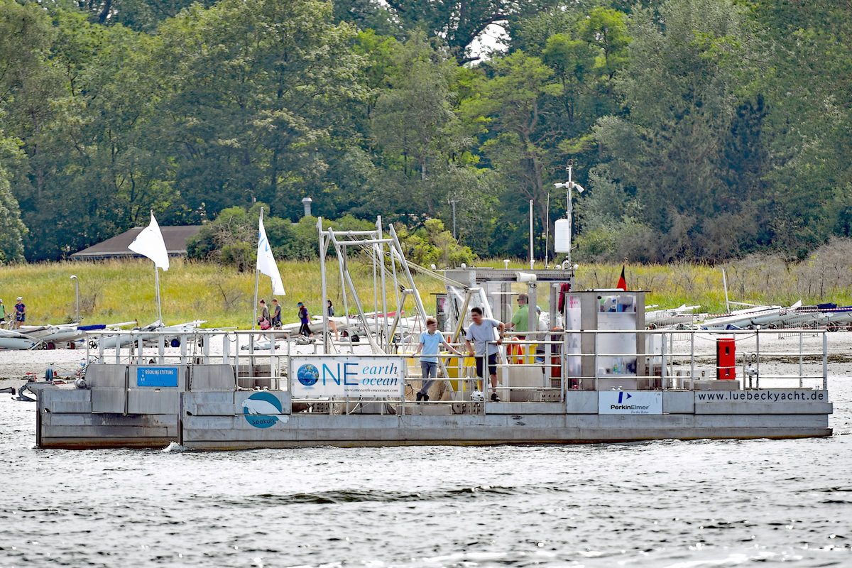 Der modular aufgebaute Katamaran SEEKUH (Aufnahme vom 20.7.2019 bei Lübeck-Travemünde) soll für die  Müllabfuhr  der Meere eingesetzt werden.