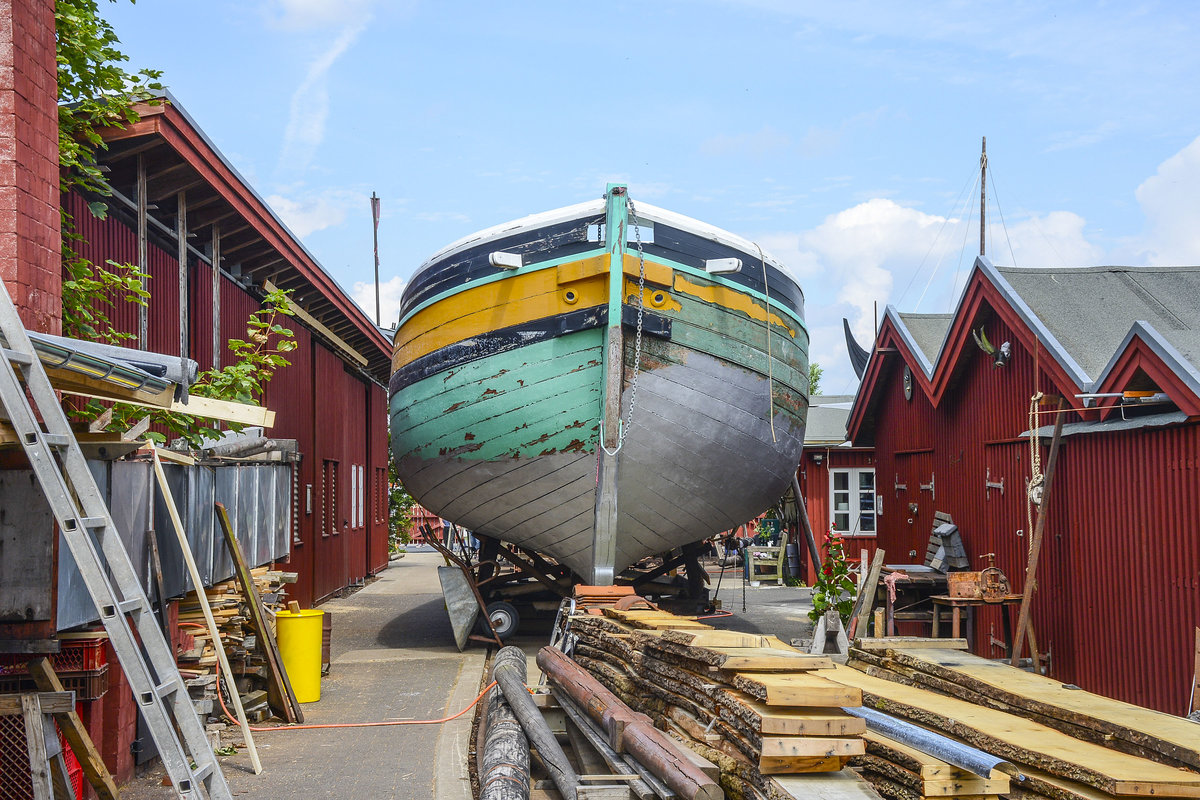 Der Museumshafen Flensburg liegt in unmittelbarer Nähe zum Schifffahrtsmuseum und der Flensburger Museumswerft in der Flensburger Innenstadt am Flensburger Hafen und gehört zum Historischen Hafen der Stadt. Die Anlage des Museumshafens besteht aus der Steganlage, dem Bohlwerk, der darauf befindlichen Wachhütte, der Rekonstruktion des historischen Flensburger Hafenkrans von 1726 zum Setzen oder Ziehen von Masten und Stengen und dem Hafen für offene Fischerboote, dem Lüttfischerhafen. Aufnahme: 18. Juli 2020.