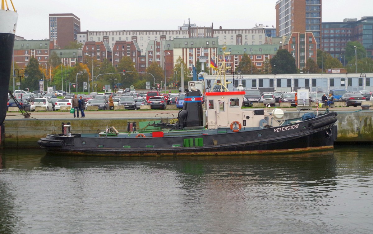 Der Museumsschlepper  Petersdorf  am 18.10.14 in Rostock.