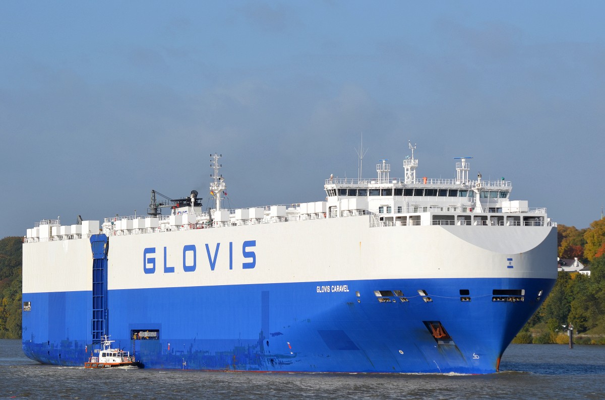 Der nach Hamburg einlaufende Autotransporter Glovis Caravel IMO-Nummer:9441594 Flagge:Bahamas Länge:200.0m Breite:32.0m Baujahr:2012 Bauwerft:Hyundai Mipo Dockyard,Ulsan Südkorea aufgenommen am 23.10.15 vom Rüschpark in Finkenwerder.