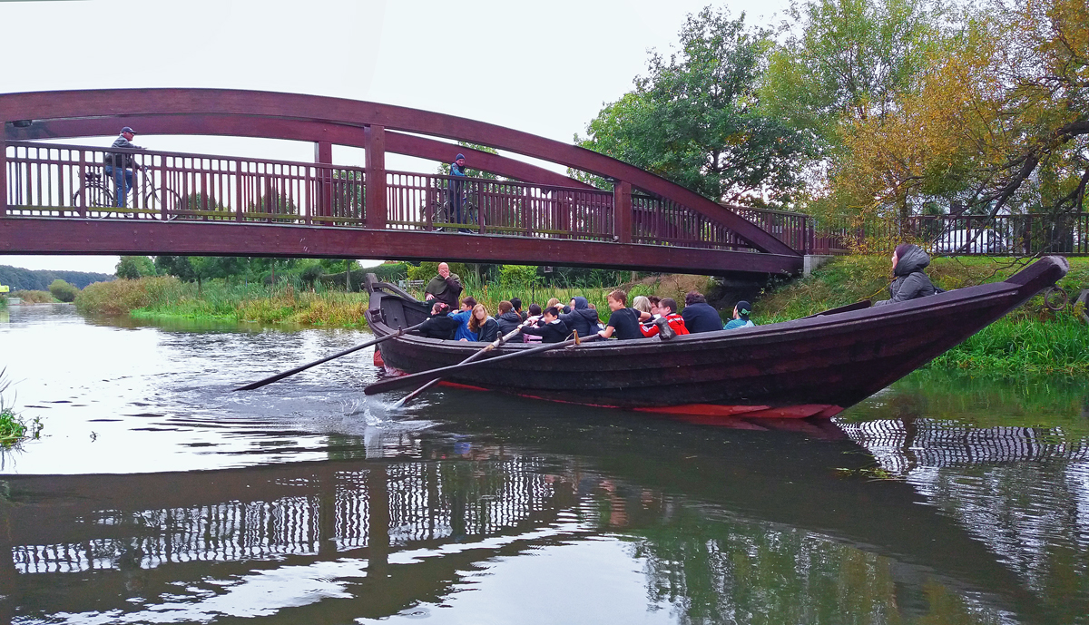 Der Nachbau eines mittelalterlichen Ruderbootes auf der Uecker an der Torgelower Pfarreibrücke ist für diese Crew offensichtlich eine grosse Herausforderung und scheinbar ist der Bootsführer kurz vor dem Verzweifeln. - 10.10.2016