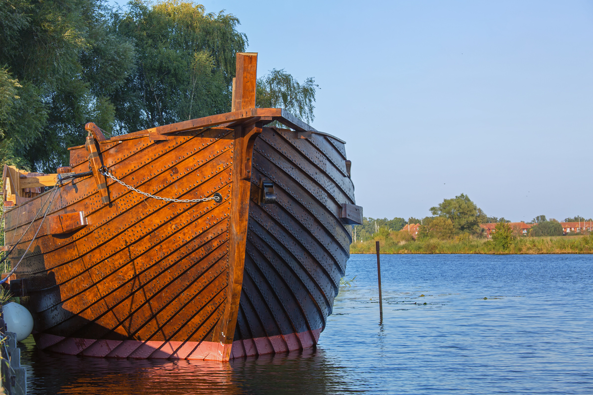 Der Nachbau einer Kogge erhält im Maritim Yachtzentrum Ueckermünde seine Aufbauten. - 04.09.2014