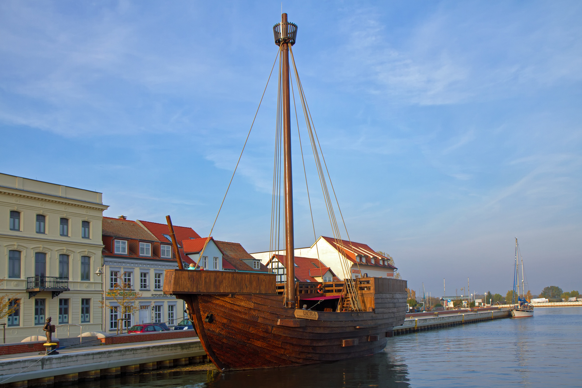 Der Nachbau einer Kogge wurde im Ueckermünder Stadthafen auf den Namen „Ucra“ getauft und liegt dort zur Besichtigung. - 31.10.2015