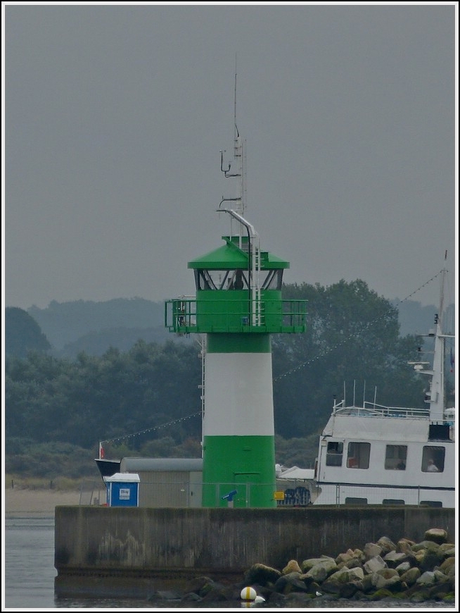Der neue grne Leuchtturm an der Hafeneinfahrt in Travemnde, aufgenommen von der Promenade am 20.09.2013, er trgt nicht wie blich ein Rotes sondern ein Grnes Farbkleid, weil es sich auf der Steuerbordseite der in den Hafen  einfahrenden Schiffe befindet, errichtet wurde er im Laufe des Jahres 2013 und soll seit kurzem in Betrieb sein. 