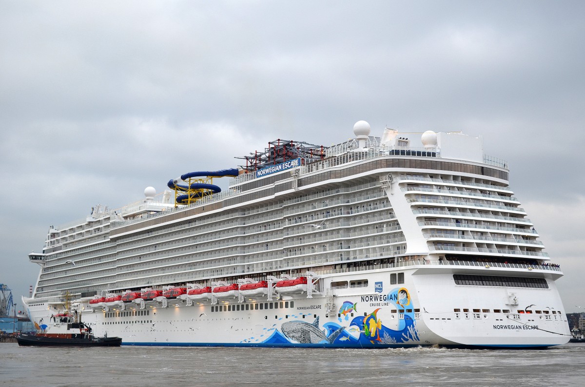 Der neue Nowegian Cruise Line Riese Norwegian Escape IMO-Nummer:9677076 Flagge:Bahamas Länge:326.0m Breite:41.0m Baujahr:2015 Bauwerft:Meyer Werft,Papenburg Deutschland beim eindocken ins Dock Elbe 17 von Blohm+Voss in Hamburg am 13.10.15