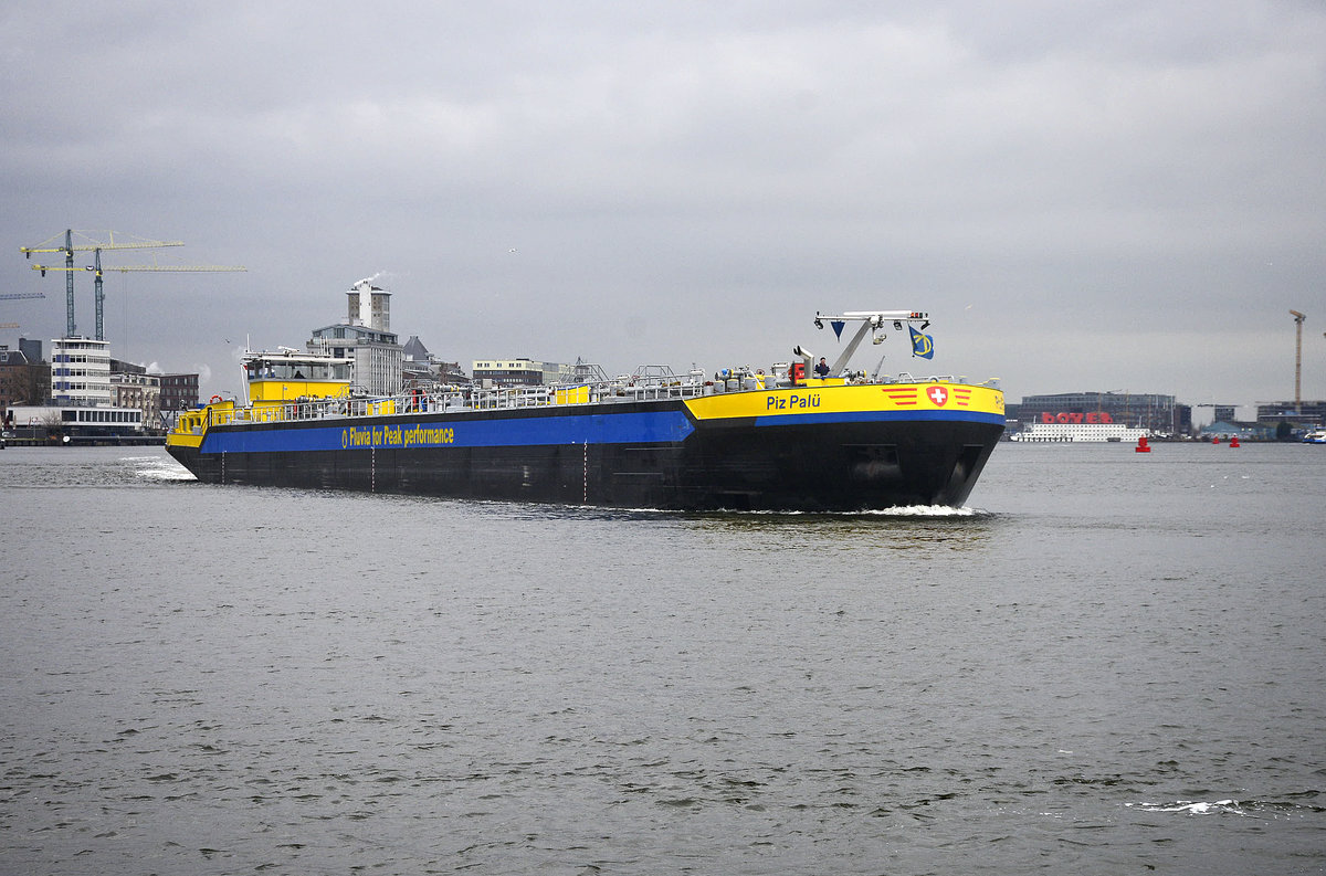 Der niederländische Tanker Piz Palü. Länge: 110 Meter x 12 Meter. Geschwindigkeit (Durchschn./Max.):	7,1 kn / 14,1 kn. MMSI: 244700930 Rufzeichen: PB8254. Baujahr: 2010. Bruttoraumzahl: 2645. 3. Januar 2017 in Amsterdam aufgenommen.
