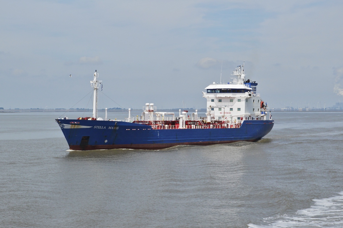 Der niederländische Tanker STELLA MARIS (IMO 9297101) am 26.06.2021 in der Emsmündung