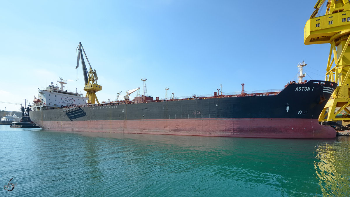 Der Öl-/Chemikalientanker  Aston I  im Hafen von Valletta. (Oktober 2017)