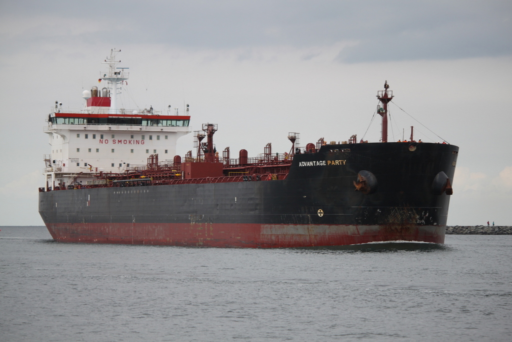 Der Öl Tanker Advantage Party auf dem Seeweg von Riga nach Rostock-Überseehafen beim Einlaufen in Warnemünde.07.09.2019