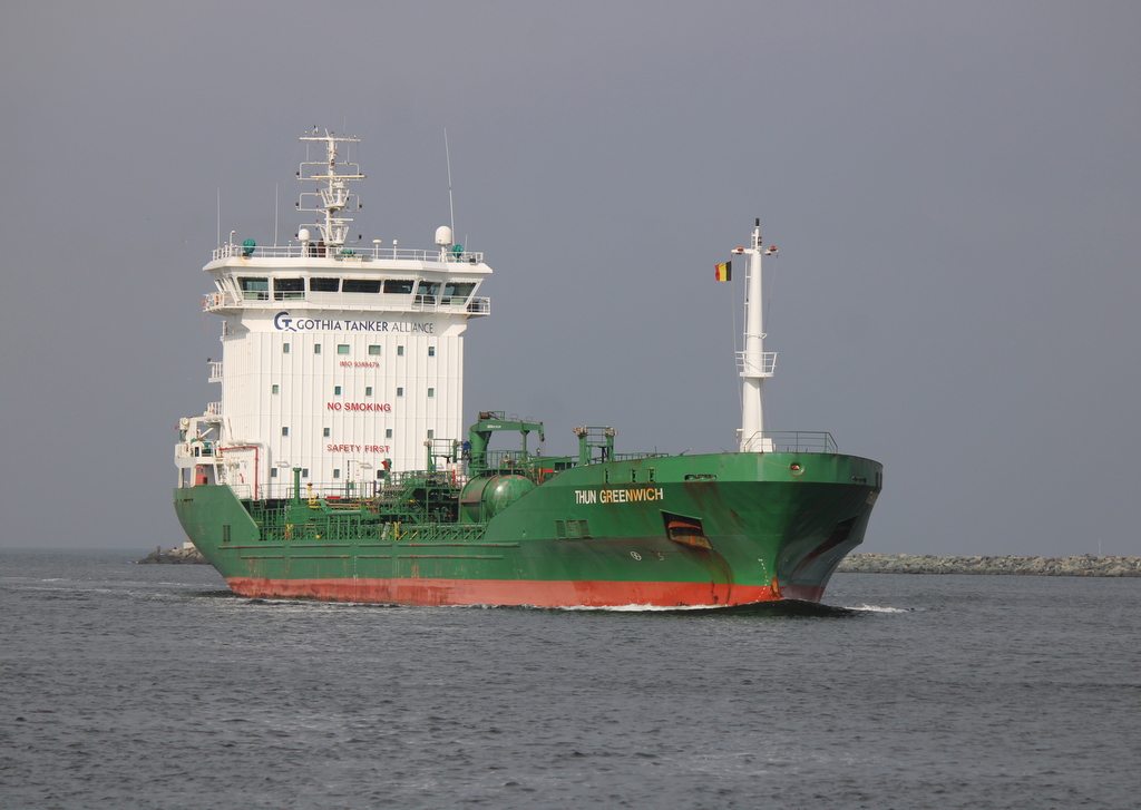 Der Öl-Tanker THUN GREENWICH beim Einlaufen am 02.10.2020 in Warnemünde.