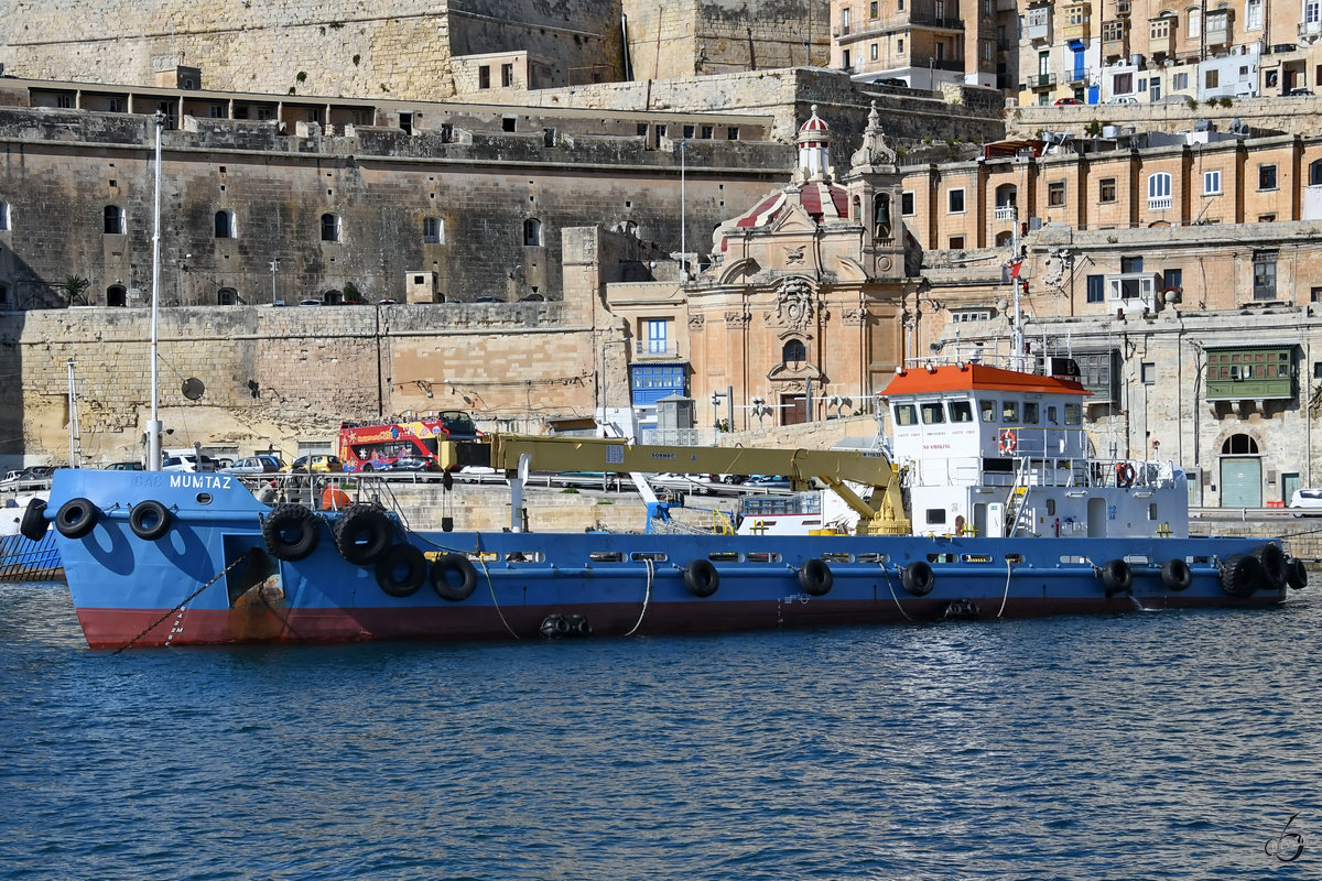 Der Öltanker  Mumtaz  im Hafen von Valletta. (Oktober 2017)
