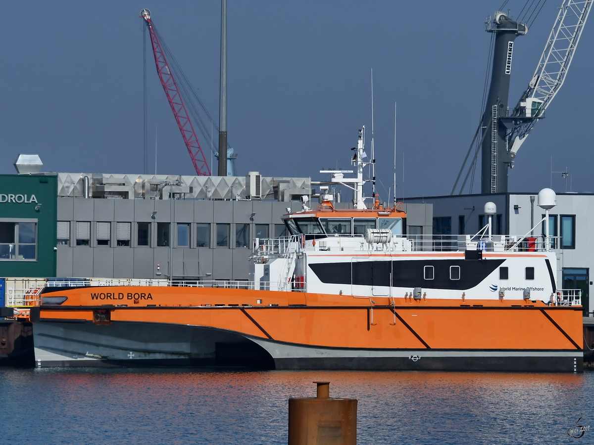 Der Offshore-Crewtransfer-Trimaran World Bora (IMO: 9684304) Anfang April 2019 im Fährhafen Sassnitz.