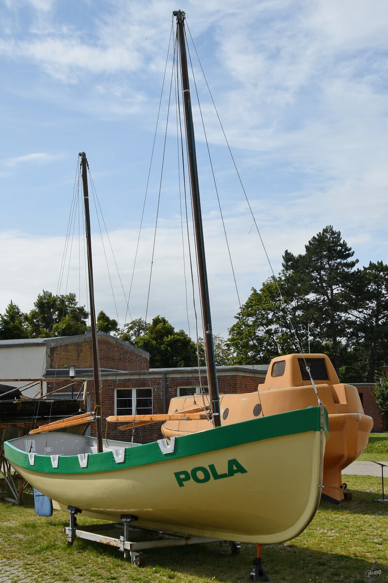 Der POLA getaufte Segel- und Ruderkutter, oder auch Zeesenkutter ZK10 war Mitte August 2023 im Luftfahrttechnischen Museum Rechlin ausgestellt. Die 400 gebauten Boote wurden in der DDR für die (vormilitärische) Ausbildung in der GST (Gesellschaft für Sport und Technik) und Marine genutzt.