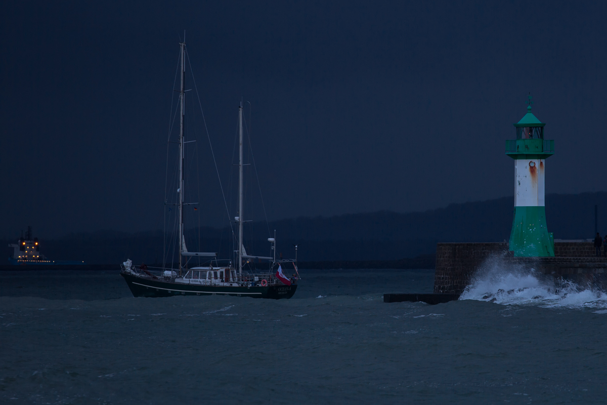 Der polnische Zweimaster OCEAN-A verlässt bei Sturmtief BURGLINDE den Sassnitzer Hafen. - 03.01.2018