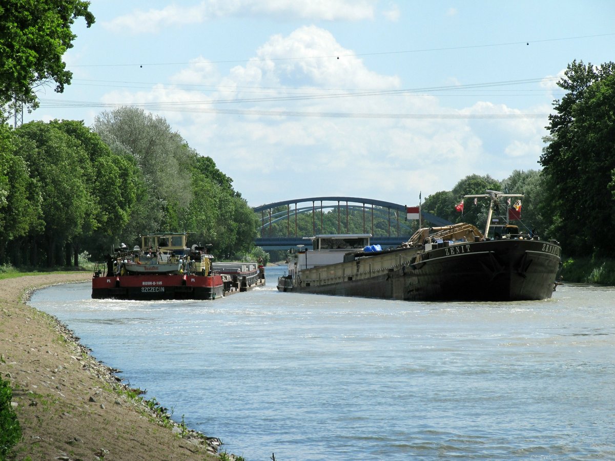 Der Poln.Schubverband m. SB Bizon-0-165 (08355141) passierte am 12.06.2017 die Wasserbaustelle im Sacrow-Paretzer-Kanal (UHW) zw.d. km 27...26 zu Berg Richtung Berlin.