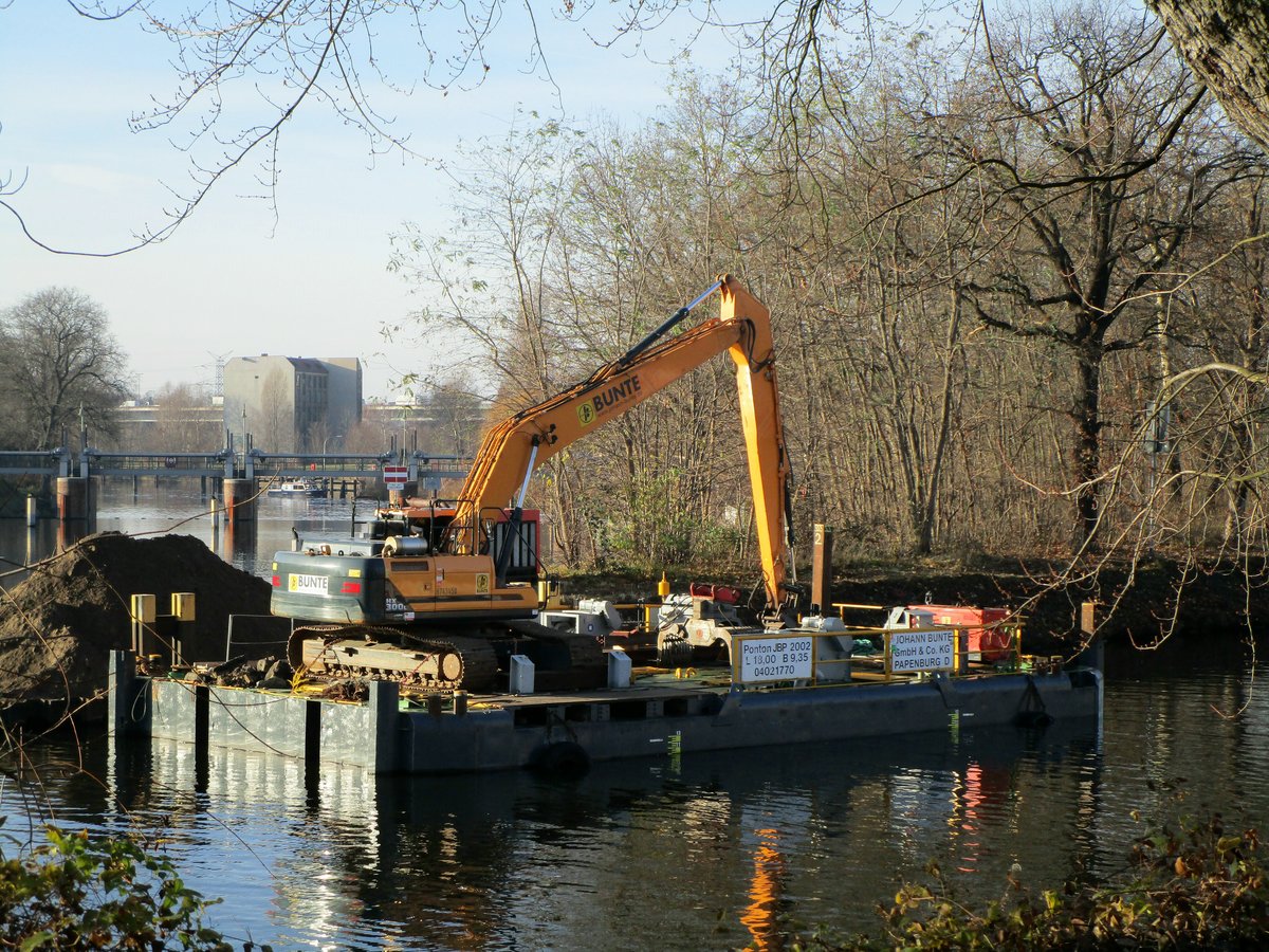 Der Ponton  JBP 2020  (04021770 , 18 x 9,35m) lag am 18.12.2020 im Westhafenkanal bzw. der Spree an der Schleuseninsel Charlottenburg. Auf dem Ponton ein Hyundai HX 300L Kettenbagger. 