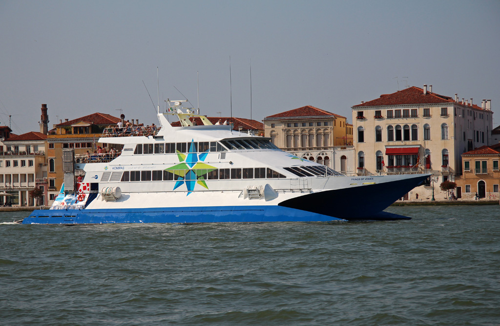 Der  Prince of Venice  ist gar kein italienischer Prinz sondern ein kroatisches Schnellboot mit Heimathafen Pula und pendelt täglich zwischen Porec und Venedig. Diese Aufnahme zeigt das Schiff am Nachmittag des 22.06.2017 kurz nach dem Ablegen in Venedig.