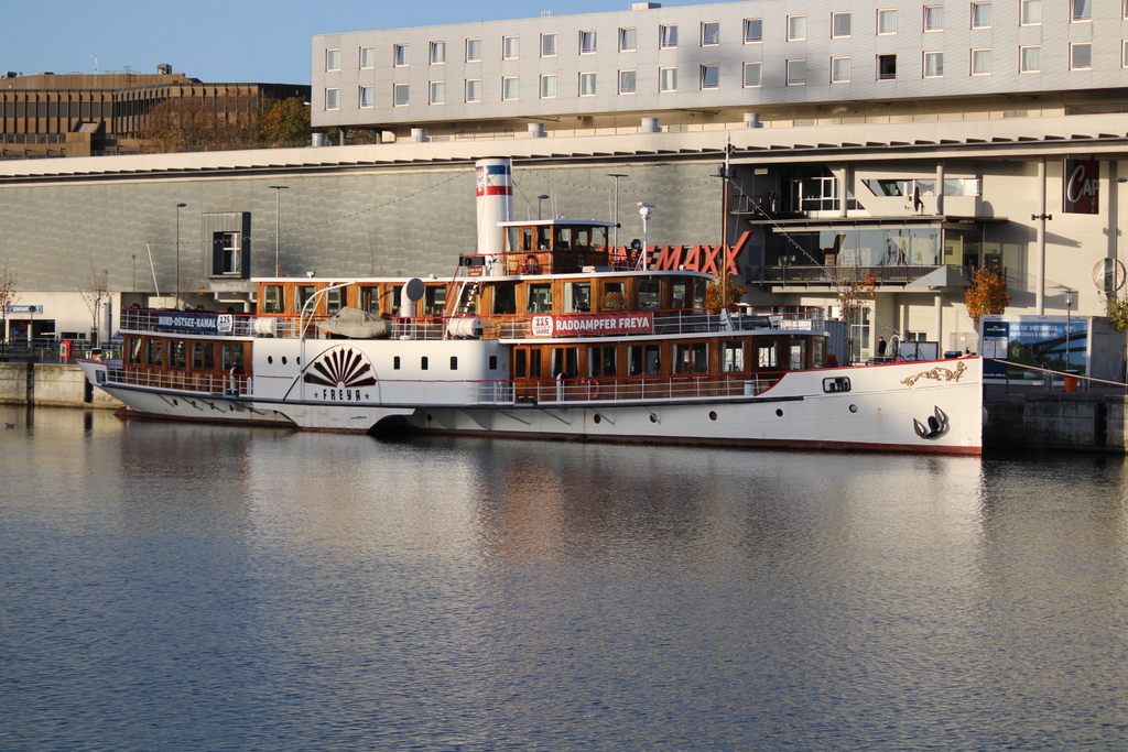 Der Raddampfer FREYA lag am Morgen des 23.10.2021 im Kieler Hafen.