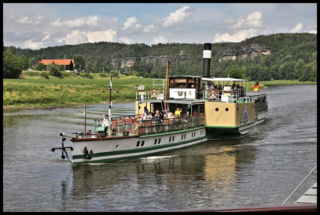 Der Raddampfer Kurort Rathen war am 6.6.2022 um 15.19 Uhr beim gleichnamigen Ort Rathen auf der Elbe nach Königstein unterwegs und begegnet hier dem Dampfschiff Leipzig.