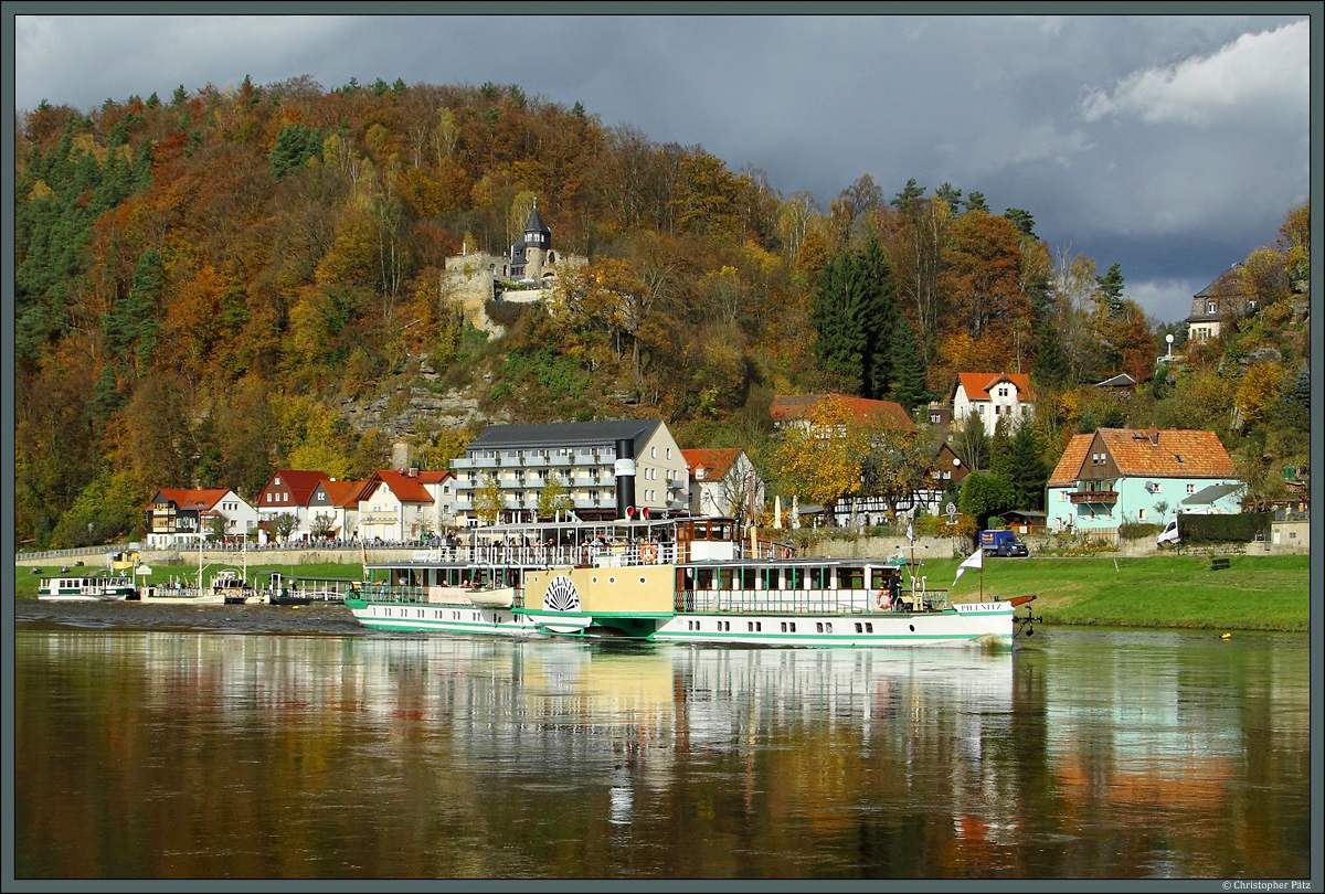 Der Raddampfer  Pillnitz  bei Rathen im Elbsandsteingebirge. Oderhalb des kleinen Ortes befindet sich die Burg Altrathen. (24.10.2013)